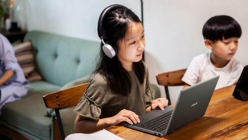 anak sekolah pakai laptop