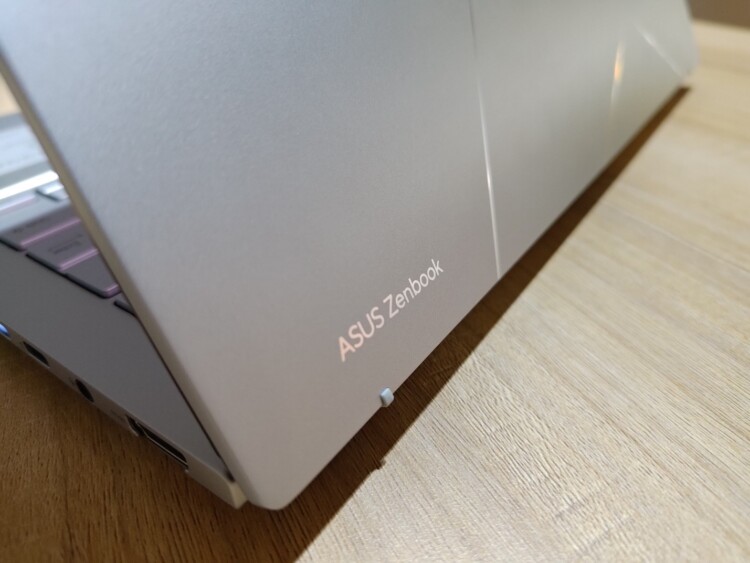 Zenbook 14 OLED UX3405. Laptop AI Ringan