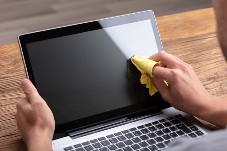 Cara Membersihkan Layar Laptop ASUS dengan Aman